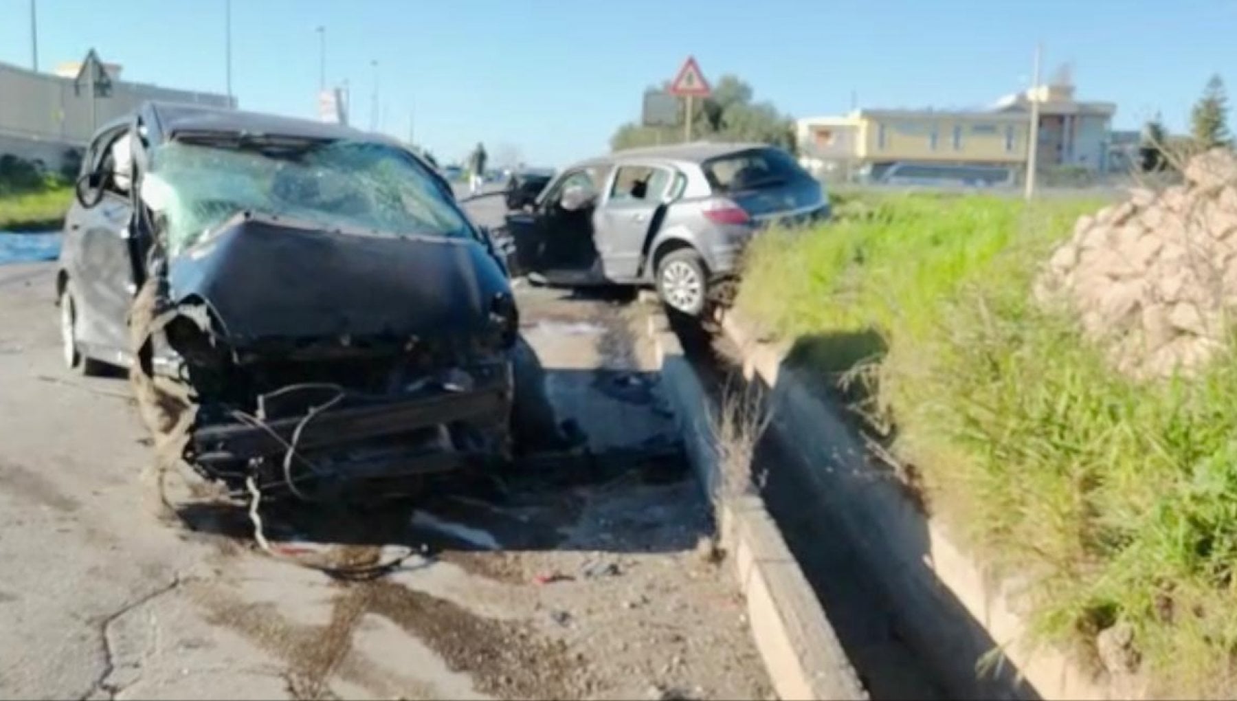 Tragedia nella notte sulla Andria-Trani: morti due giovani di 22 e 29 ...