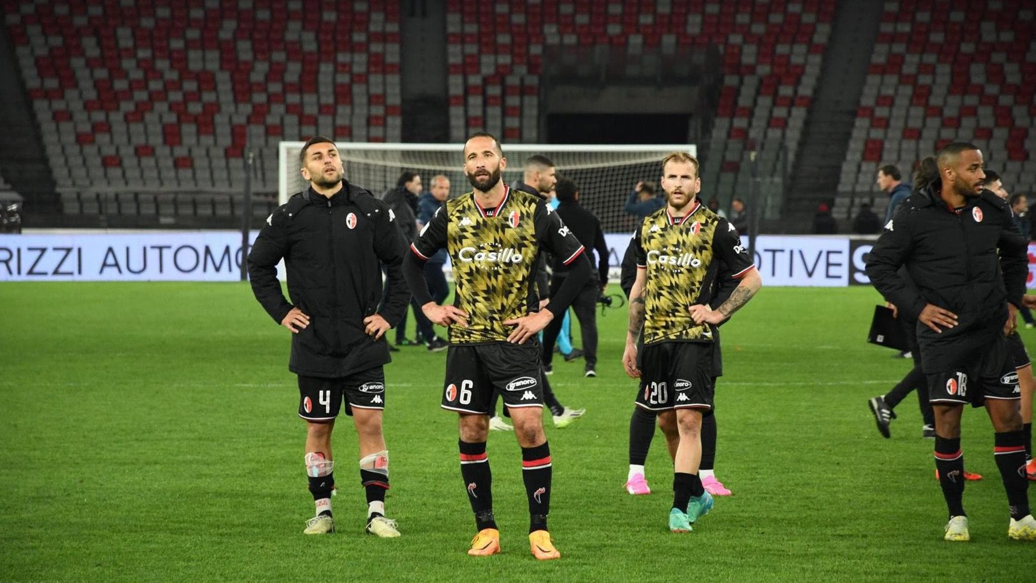 Bari, profondo rosso: con la Cremonese altro ko al San Nicola (1-2). E ora  vede i playout. I tifosi di spalle - la Repubblica