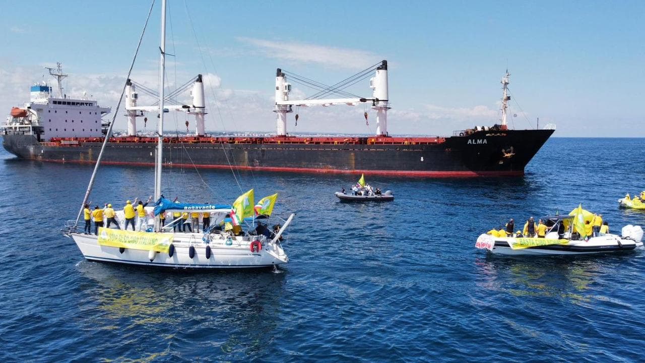 Blitz di Coldiretti al largo di Bari verso la nave Alma. “Ha un carico di  grano della Turchia: così si distrugge la produzione italiana” - la  Repubblica