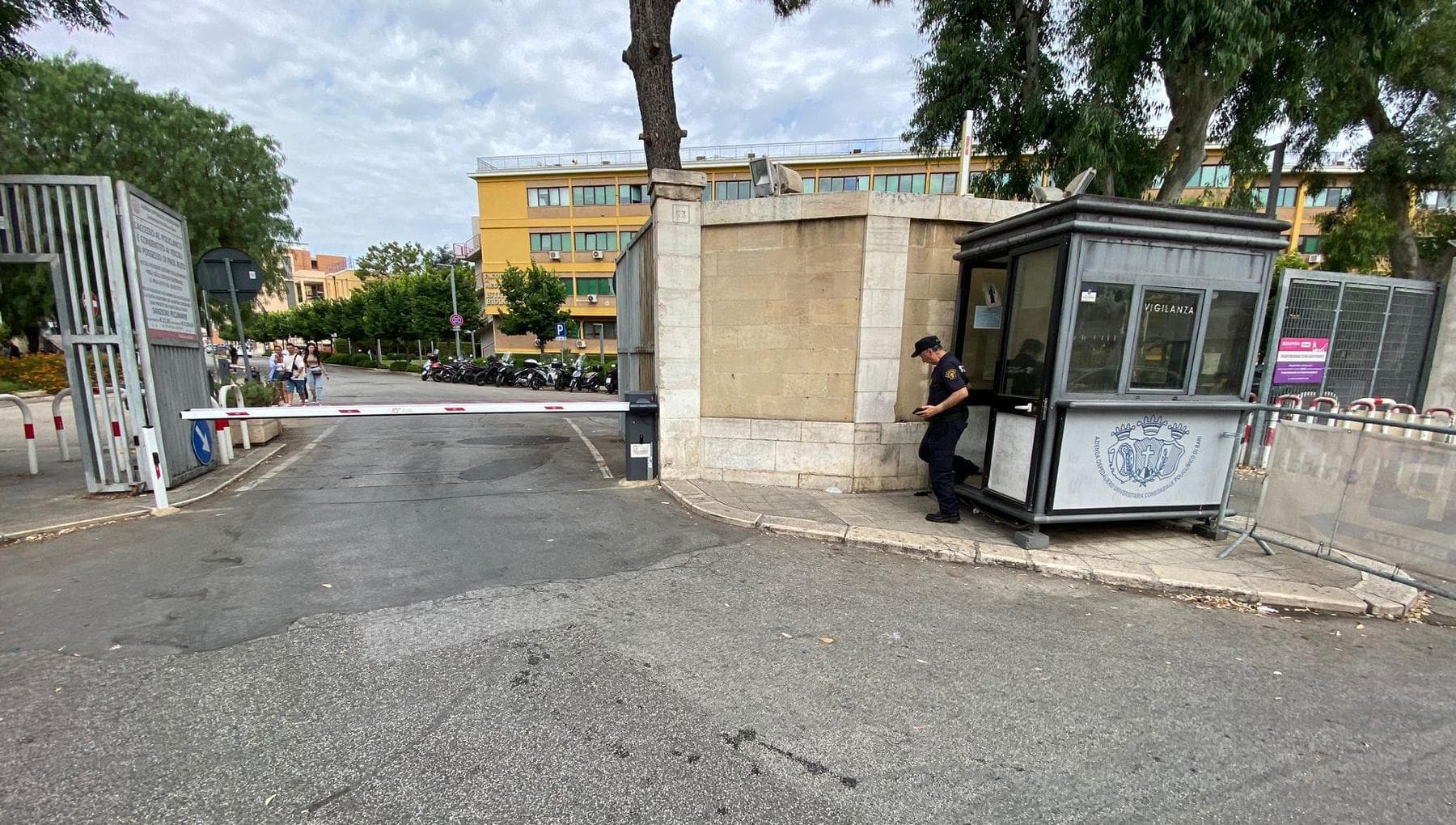 Bari, bir ATM'ye saldırdılar ve patlamada yaralandılar: iki adam ağır. Suç ortakları onları polikliniğin önüne attı
