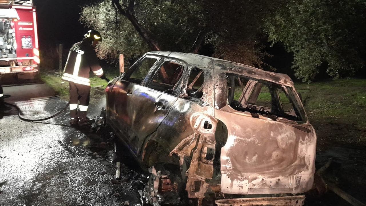 L'auto distrutta dalle fiamme