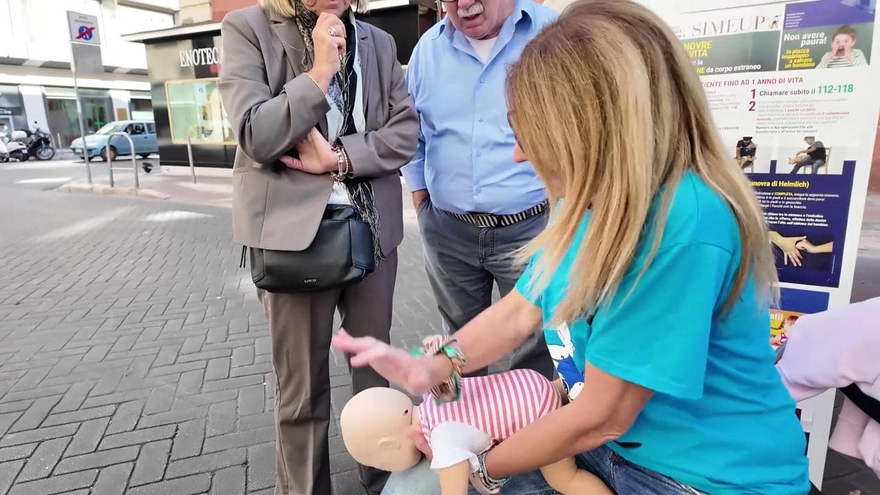 Ecco come si salva la vita a chi rischia di soffocare o ha un infarto ...