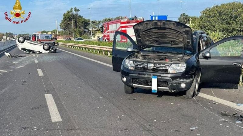 Scontro tra auto sulla tangenziale di Bari, una si ribalta: due feriti ...