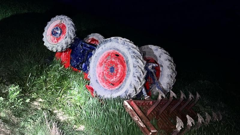 Trattore si ribalta più volte sulla strada, 32enne muore schiacciato ...