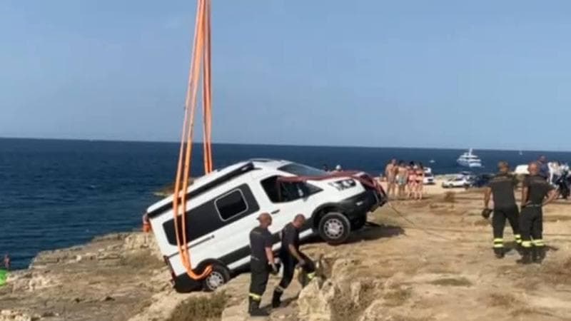Polignano a Mare, van precipita da scogliera e rischia di travolgere i ...