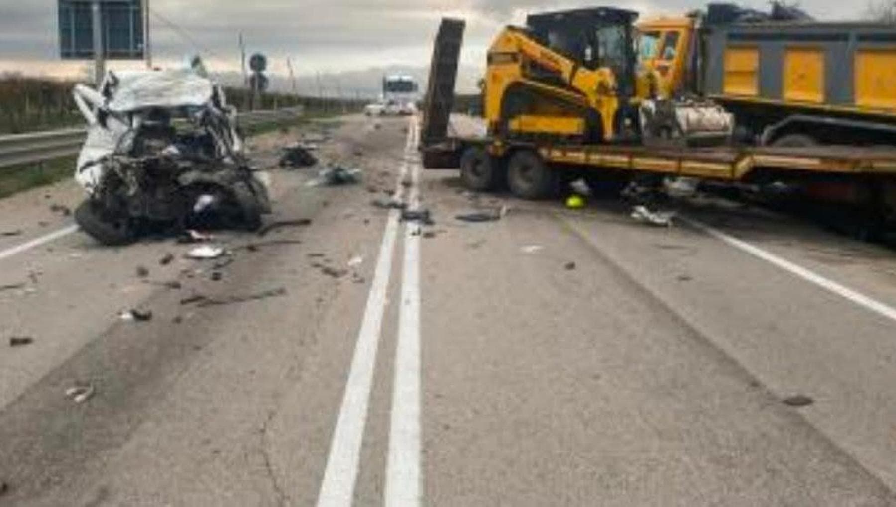 Scontro frontale tra un camion e un furgone, due morti sulla statale ...