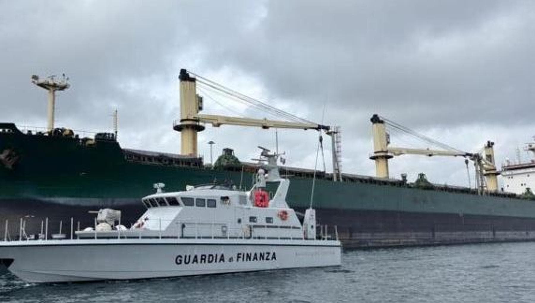 Brindisi, sequestrata nave con 33mila tonnellate di merce a bordo: “Violate sanzioni Ue alla Russia”
