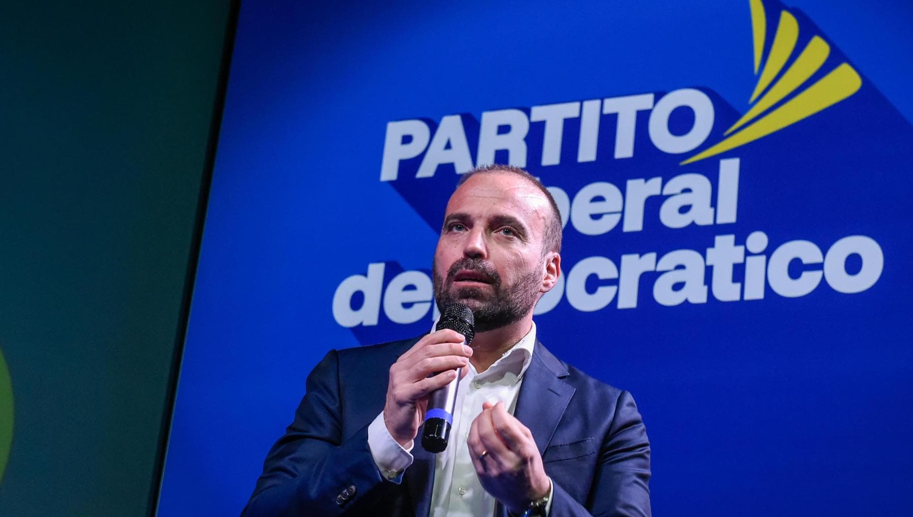 “Sei tanto brutto”. L’onorevole Marattin offende cantautore di Matera con segni chirurgici sul volto