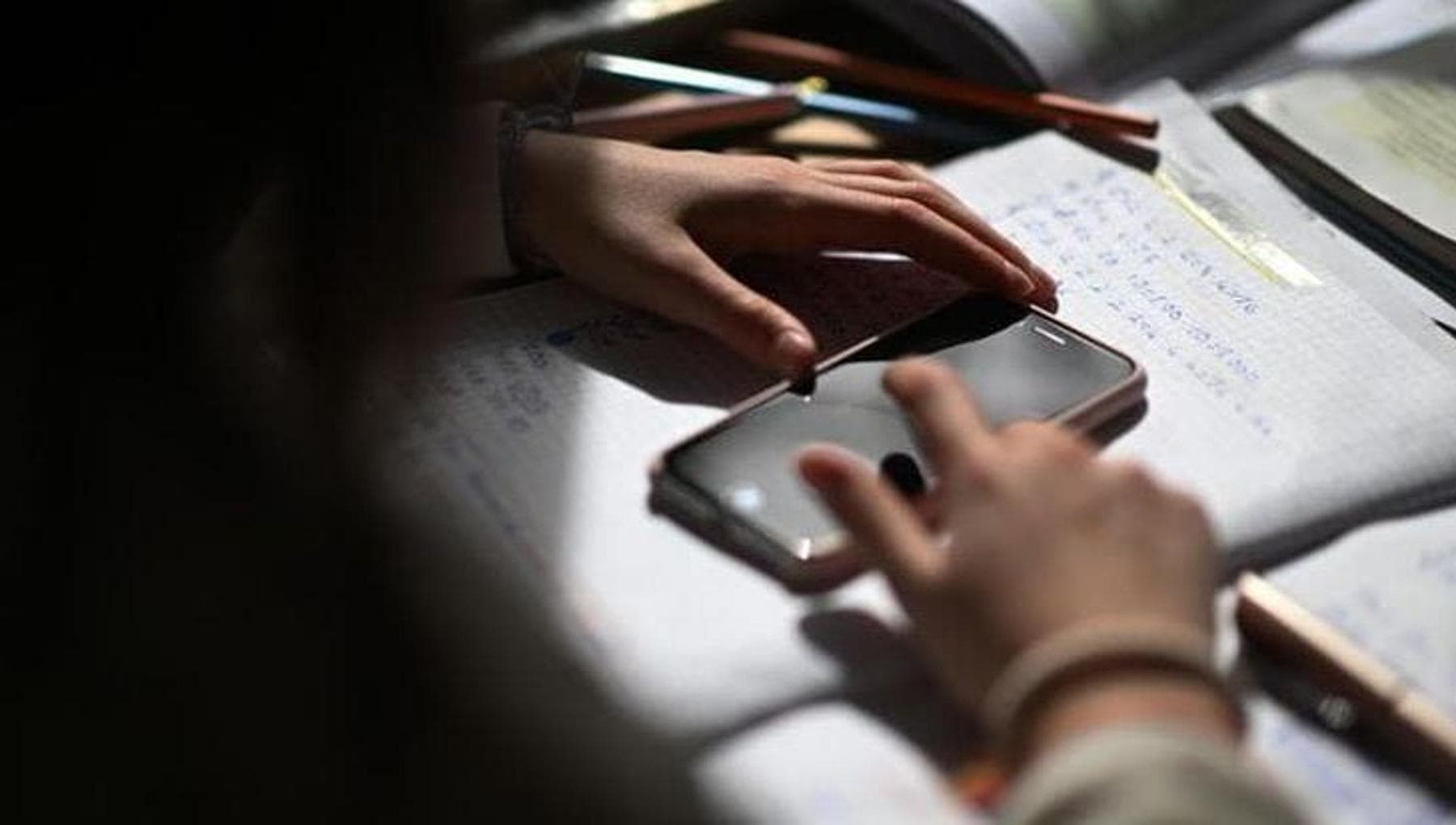 “Facciamo sesso, ma non dirlo a tuo padre”: scrive messaggi al figlio 16enne dell’amante, è indagata