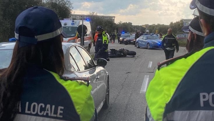 Bari, scontro tra moto e auto della polizia: muore agente di 53 anni ...