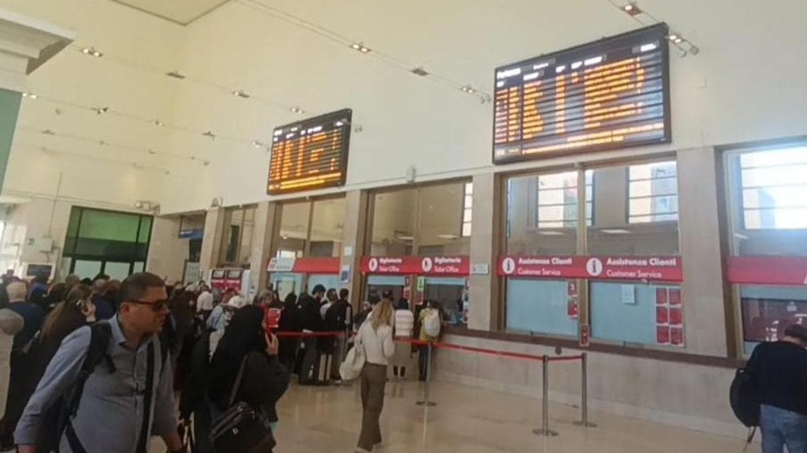 Pasajeros esperando en la estación de Foggia