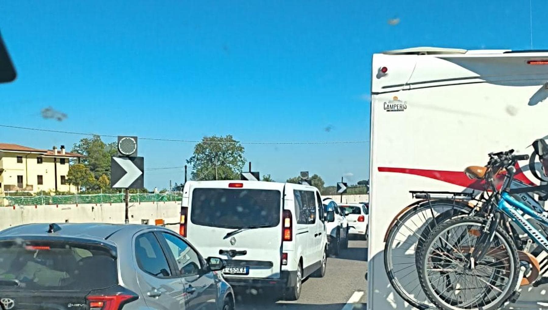 “Noi bloccati per 10 ore in A14 dalla frana in Molise, dal nostro camper abbiamo offerto acqua e Wc”