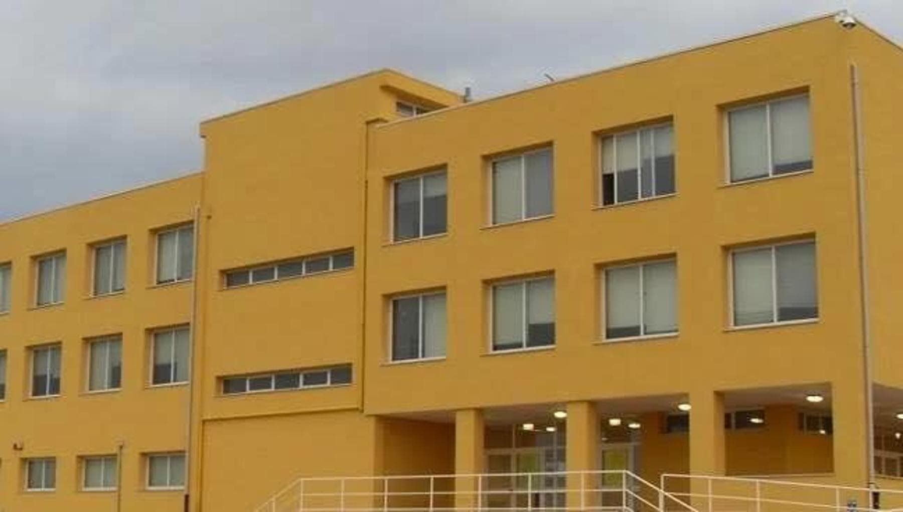 Tenta di entrare nella scuola della fidanzata e dà un pugno al bidello che lo blocca: denunciato