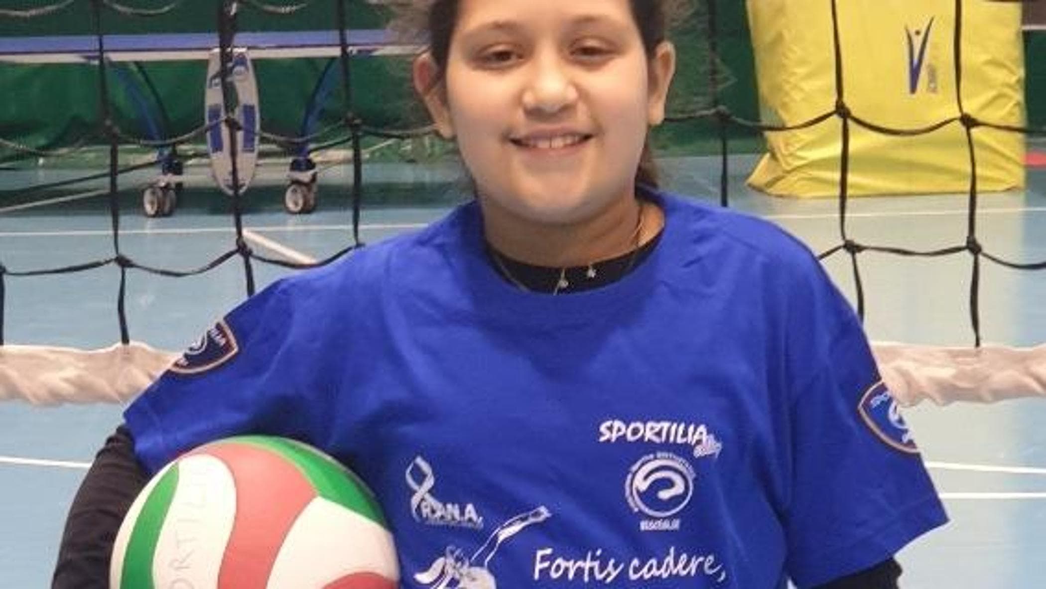 Alicia, travolta da un albero a 12 anni all’uscita da scuola: “Amava il volley e lo studio”