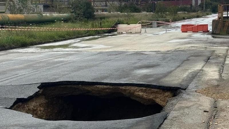 Ex Ilva, operaio ferito da una lamiera. E sui viali due nuove voragini. I sindacati: “Cade a pezzi”