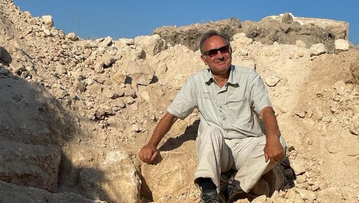 L'archeologo Giuliano Volpe tra gli scavi di Siponto
