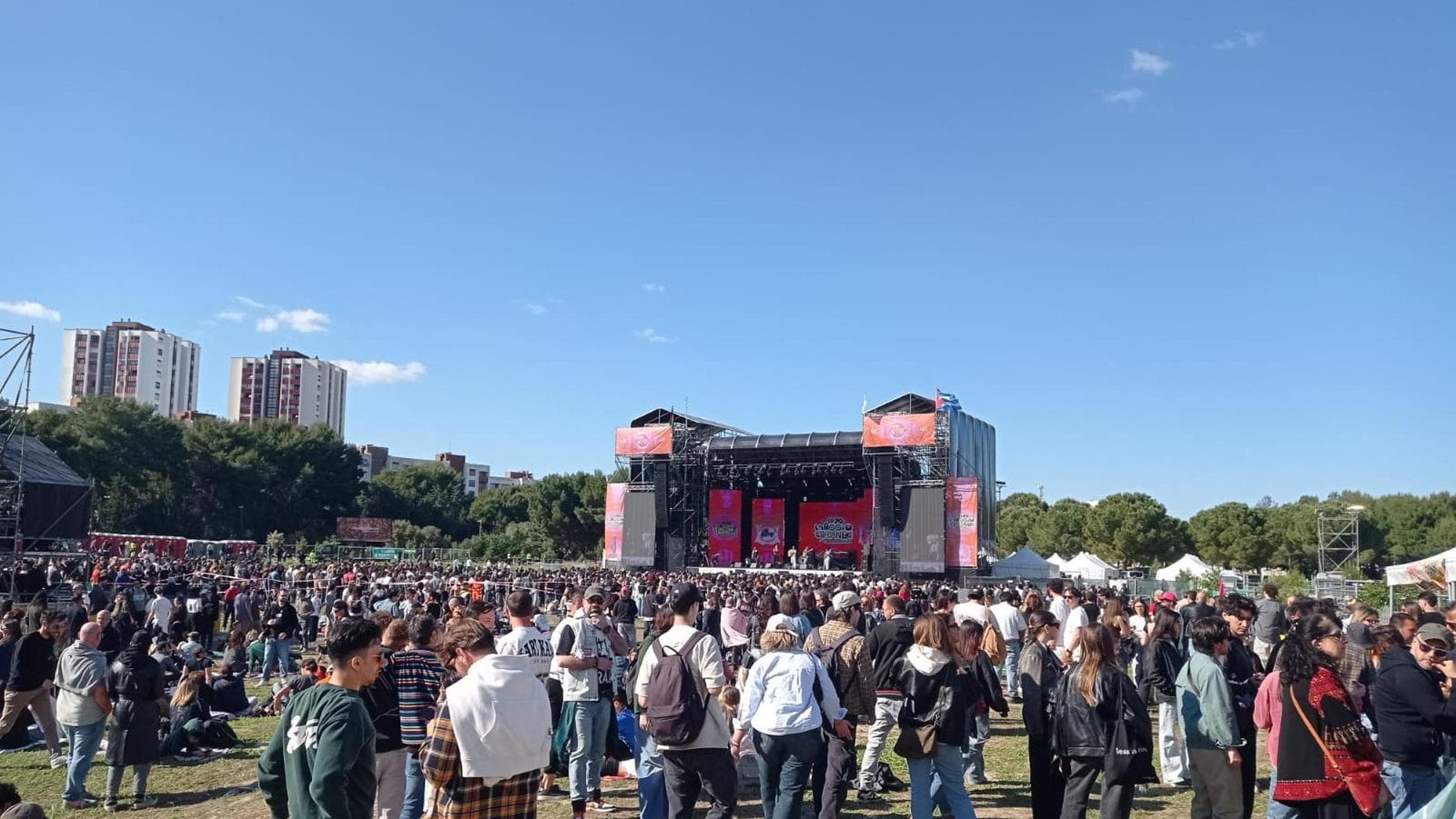 Uno maggio, a Taranto in 50mila cantano contro la paura: Brunori, Subsonica e a sorpresa Kid Yugi