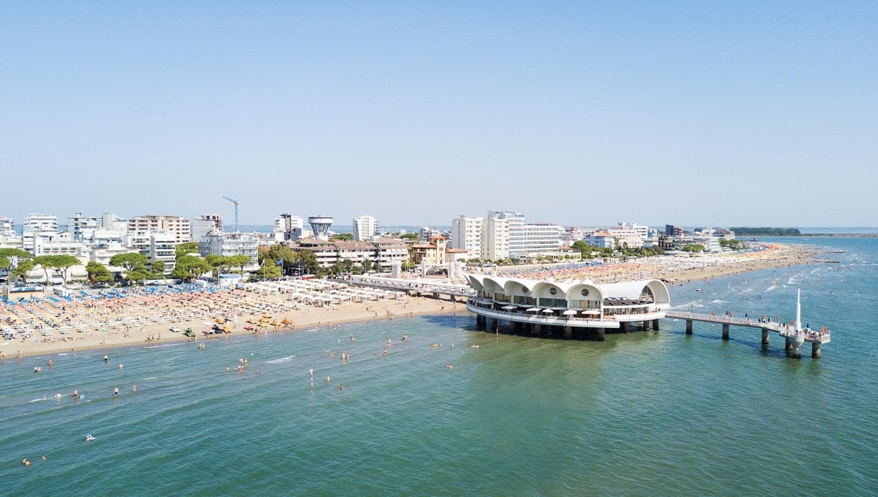 Precipita dal balcone dell'hotel durante una gita a Lignano, gravissimo un liceale pugliese