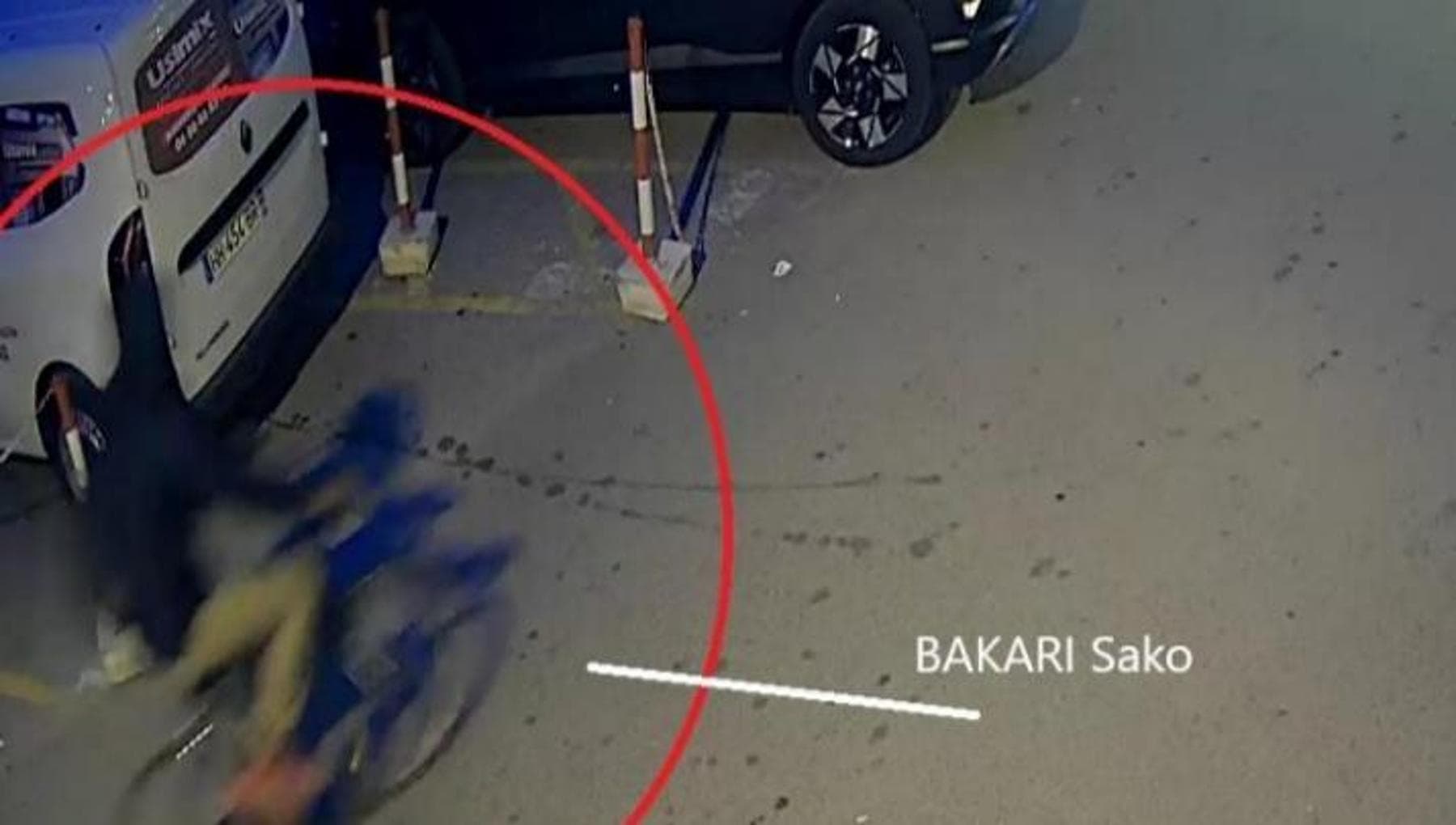 Mentre Bakari Sako moriva un ragazzo del branco fumava una sigaretta: “È ancora vivo? Sta bene?”