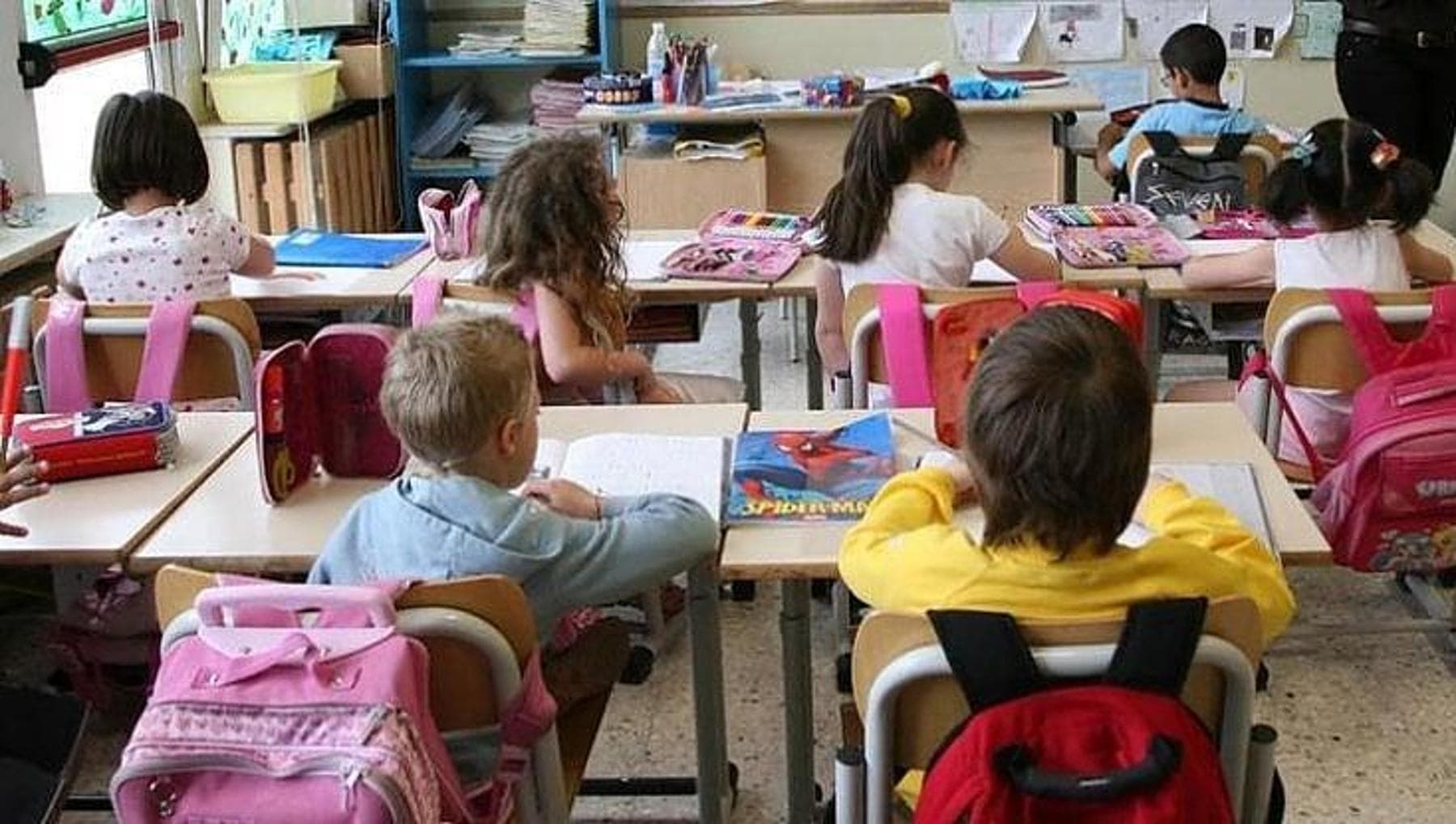 Violenza sessuale sulle bambine in classe, arrestato un maestro a Brindisi