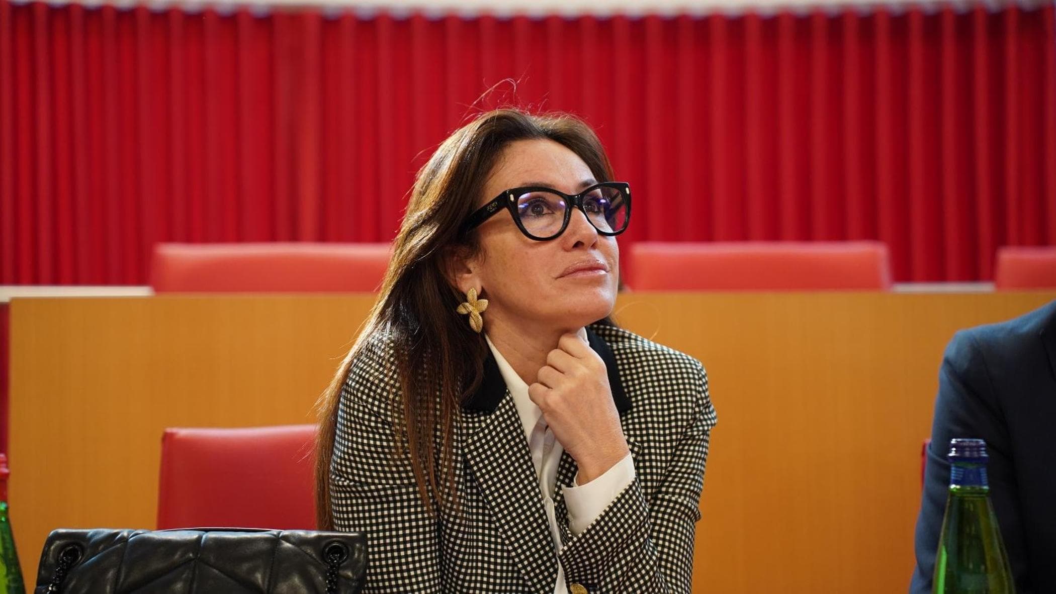 Calci e divieti di uscire, le violenze dell’ex marito all’assessora in Puglia: “Ti uccido”