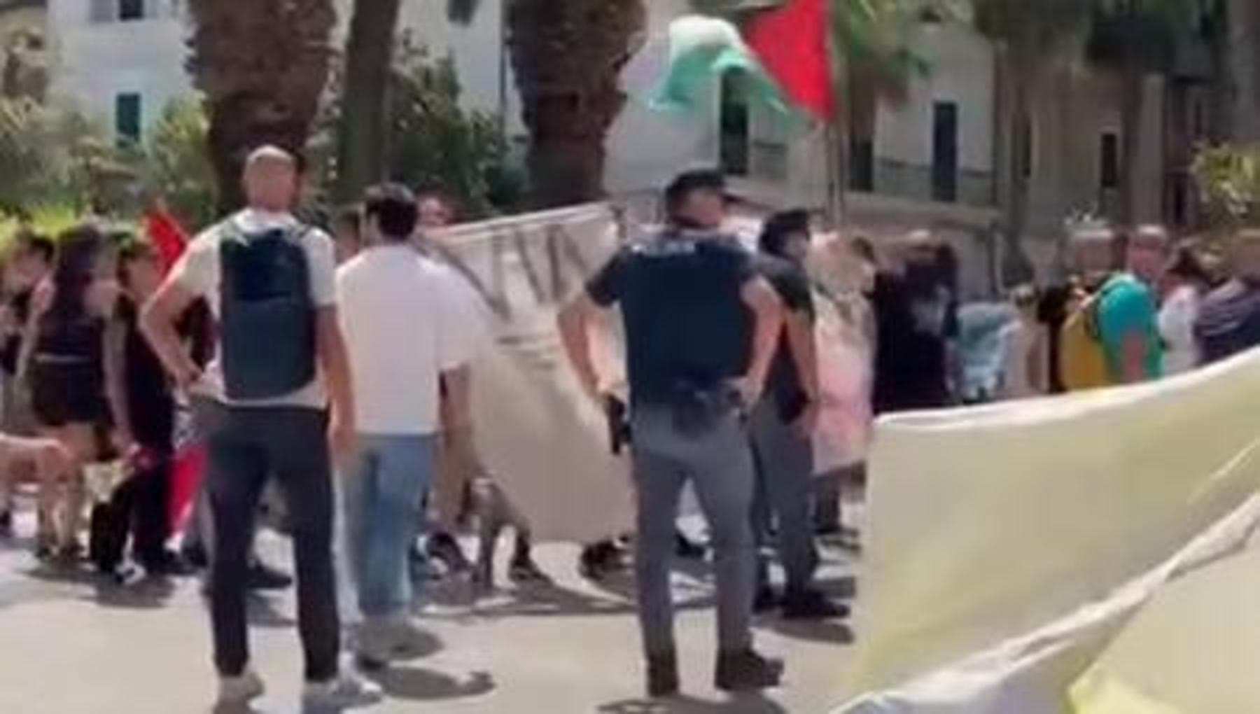 raccolta firme per roggero antagonisti distruggono il gazebo di futuro nazionale a taranto da Bari.repubblica.it raccolta firme per roggero antagonisti distruggono il gazebo di futuro nazionale a taranto