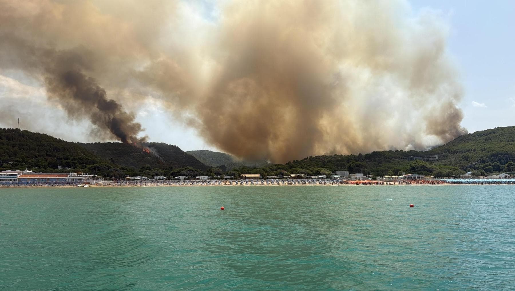 Paura sul Gargano per un incendio scoppiato a Peschici. Chiusa la strada per Vieste e hotel evacuati