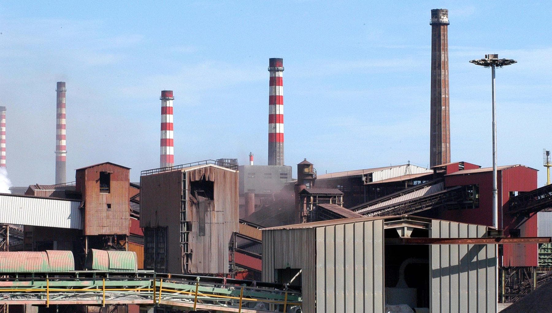 Ex Ilva, il tribunale ordina stop dell’area a caldo entro 90 giorni per amianto: “Salute a rischio”