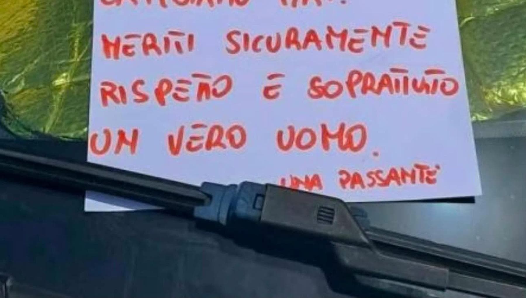 "Tuo marito urlava, abbi il coraggio di lasciarlo": il biglietto lasciato sul parabrezza è virale
