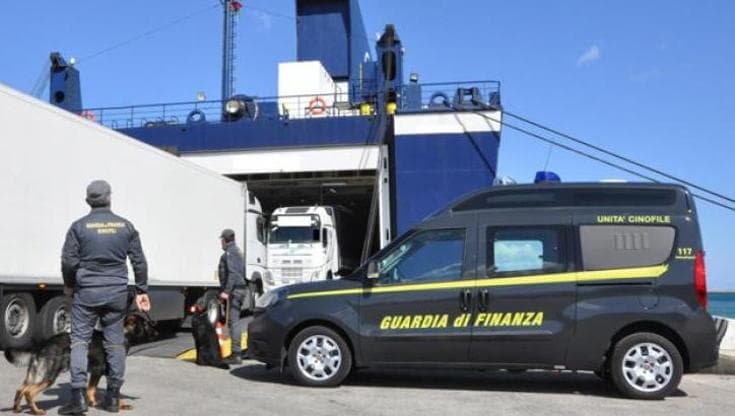 Anteprima: Bari, fermato nel porto furgone con tre missili da guerra: arrestato francese sbarcato da…