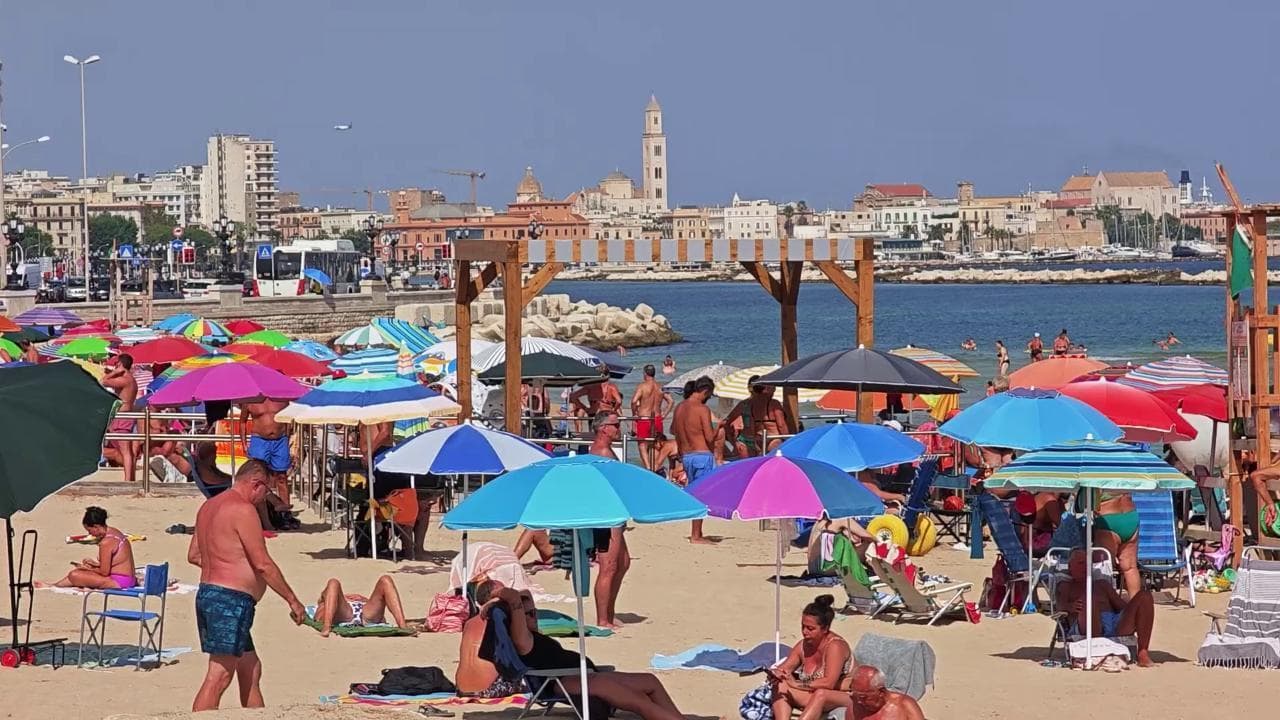 "Attenzione, ladri in azione": a Bari l'allerta in spiaggia contro i furti. Turni per fare il bagno