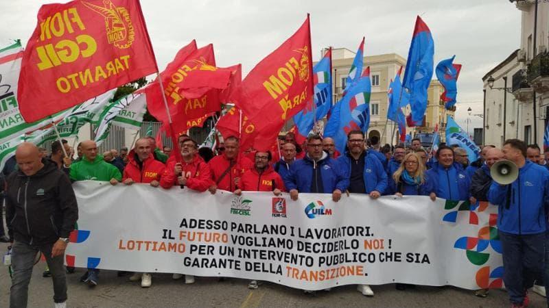 Ex Ilva Taranto, operai dell’indotto bloccano la Provinciale: “Non ci ascoltano, sciopero di 24 ore”