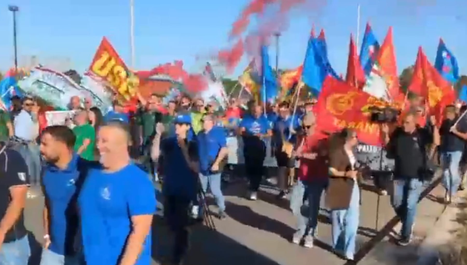 Ex Ilva, operai dell’indotto scioperano contro i licenziamenti: “Non ci ascoltano, blocchiamo tutto”