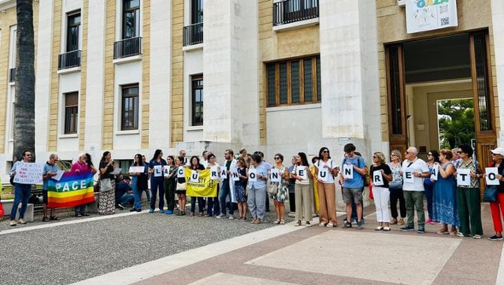 Inchiesta Cpr, a Bari il presidio dei medici dopo le perquisizioni: “Non giudichiamo, ma curiamo”
