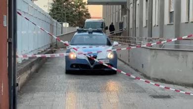 Il cadavere di un uomo lasciato davanti al presidio Asl di Bitonto: aveva 32 anni