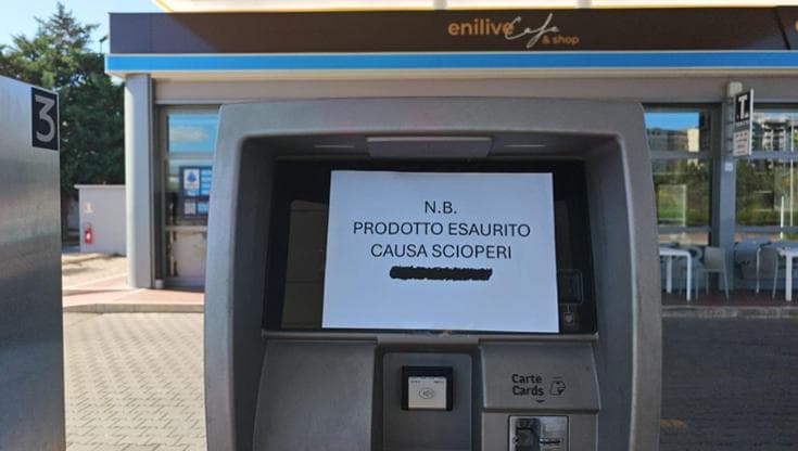 Il Sud stretto dai blocchi: benzina e merci scarseggiano per le proteste ex Ilva e autotrasportatori