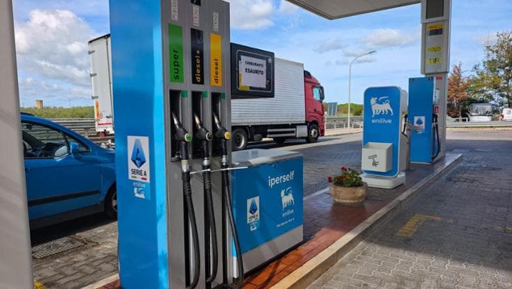 Il Sud stretto dai blocchi: benzina e merci scarseggiano per le proteste ex Ilva e autotrasportatori