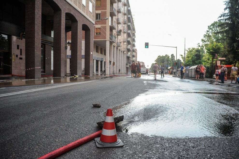 Bologna Via Saffi Allagata E Traffico In Tilt La Repubblica