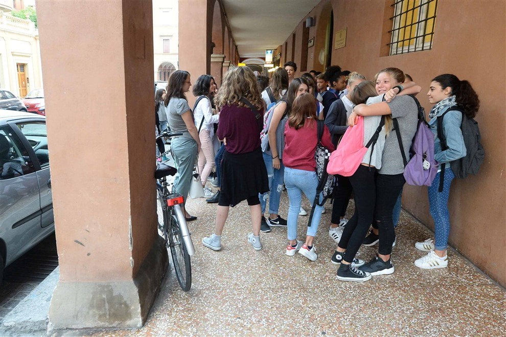 Primo giorno di scuola a Bologna, il sindaco Merola fra i banchi - la  Repubblica