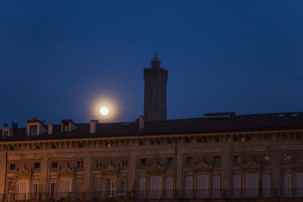 A Che Ora Sorge La Luna Oggi A Bologna