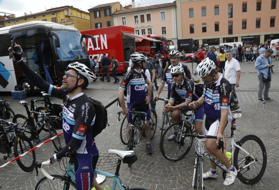 Giro d'Italia a Bologna le squadre si preparano, la città attende la