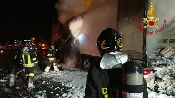 Bologna, tir va a fuoco in un'area di servizio sulla A1: feriti due vigili del fuoco