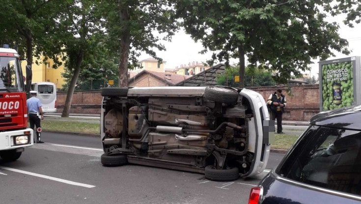 Bologna, auto si ribalta lungo i viali. Traffico in tilt - la Repubblica