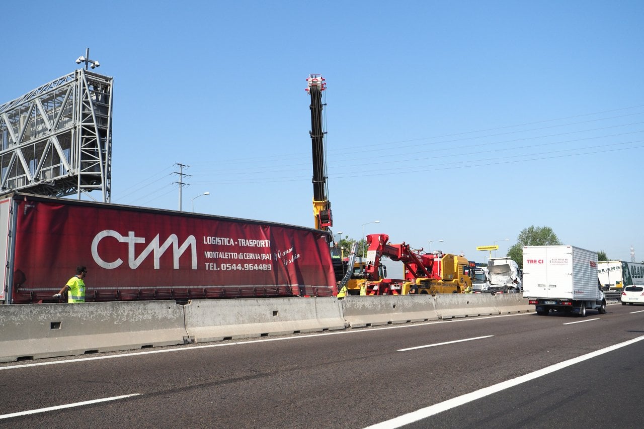 Bologna, traffico in tilt in autostrada per un incidente - la Repubblica