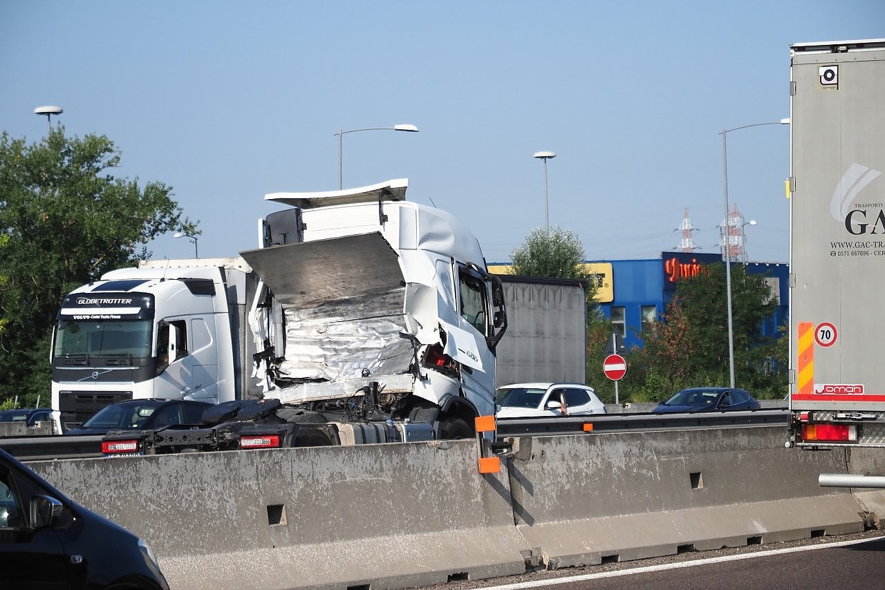 Bologna, traffico in tilt in autostrada per un incidente - la Repubblica