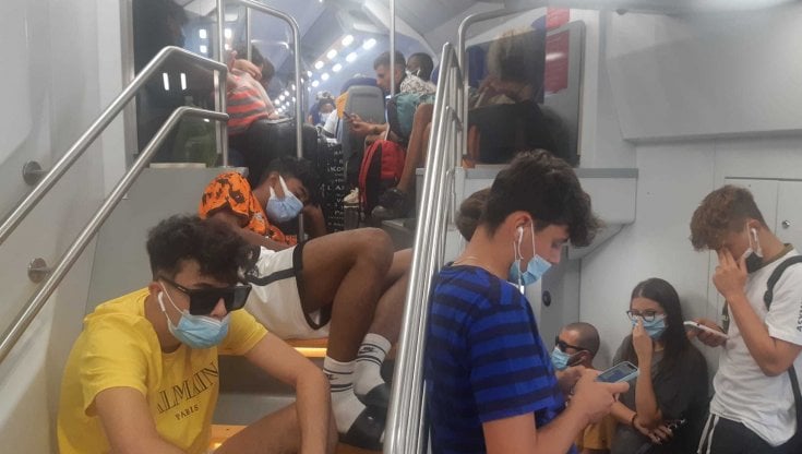 Assalto Al Treno Altro Che Distanziamento Tutti Appiccicati Sul 