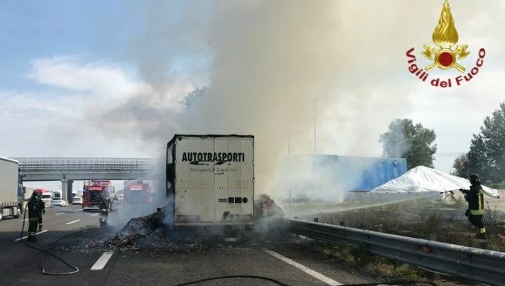 Camion in fiamme sull'A1, traffico in tilt tra Valsamoggia e Modena sud ...