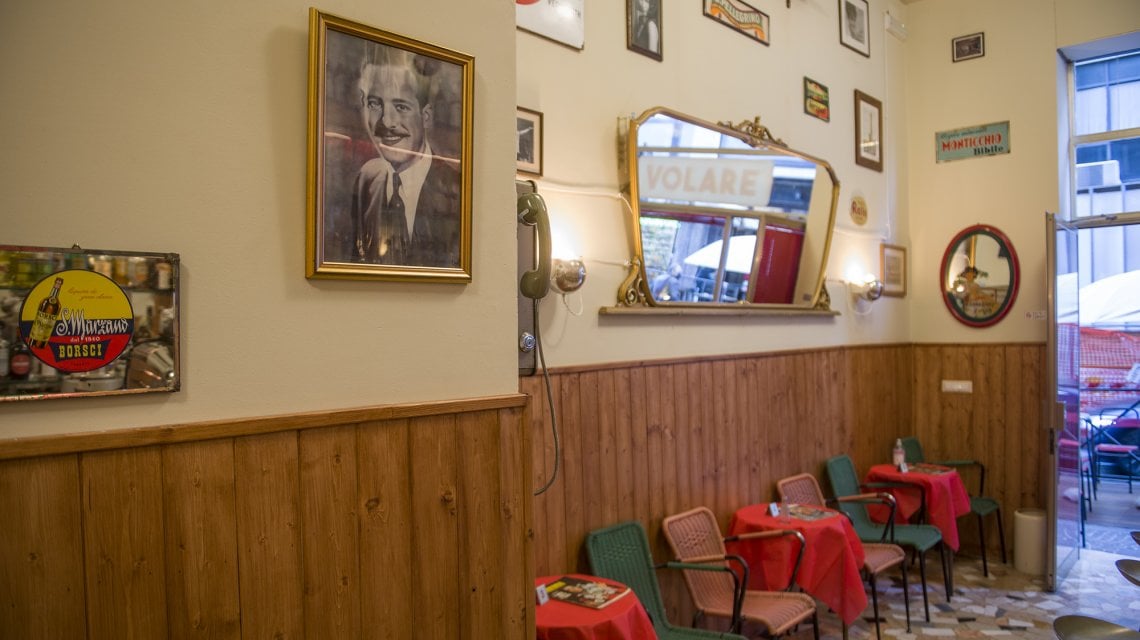 Il bar di Bologna che è un tuffo negli anni '60: juke box, Biancosarti ...