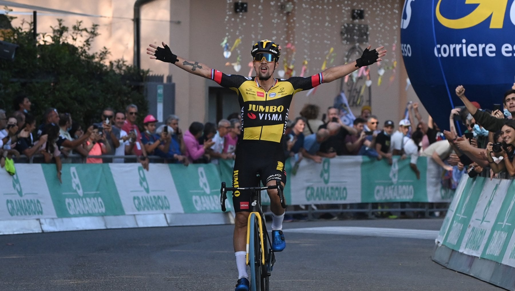 Giro dell'Emilia, Roglic domina ancora a San Luca: spettacolo di pubblico -  la Repubblica