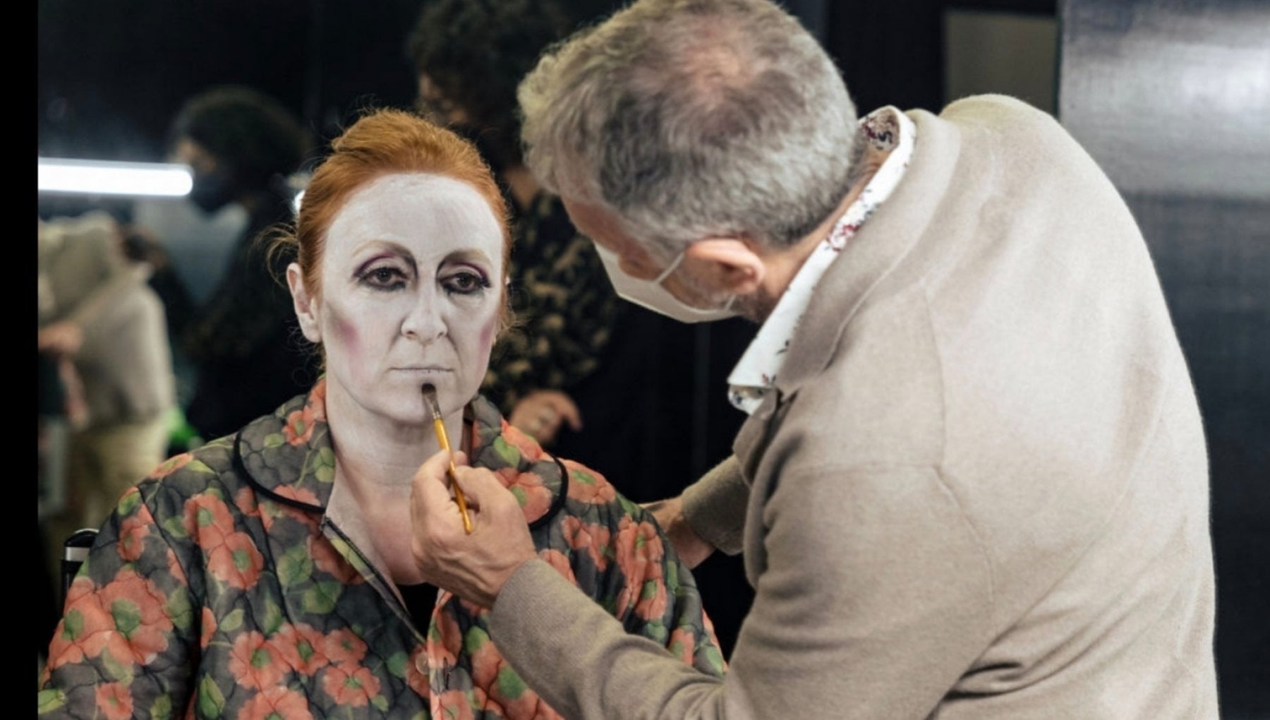 Il Make Up Artist Luca Oblach Allo Specchio I Trucchi Del Mestiere Da 